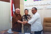 Pemerintah Kabupaten Seram Bagian Timur (SBT) membahas rencana investasi komoditas sagu dan pembangunan pabrik pengolahan sagu bersama calon investor, di Ruang Rapat Bupati SBT, Sabtu (5/9/2026). Rapat tersebut dihadiri langsung Bupati SBT, Fachri Husni Alkatiri. (Foto : Diskominfo SBT)