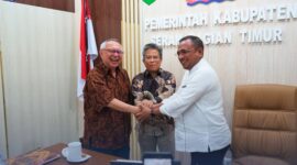 Pemerintah Kabupaten Seram Bagian Timur (SBT) membahas rencana investasi komoditas sagu dan pembangunan pabrik pengolahan sagu bersama calon investor, di Ruang Rapat Bupati SBT, Sabtu (5/9/2026). Rapat tersebut dihadiri langsung Bupati SBT, Fachri Husni Alkatiri. (Foto : Diskominfo SBT)