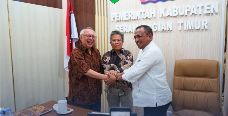 Pemerintah Kabupaten Seram Bagian Timur (SBT) membahas rencana investasi komoditas sagu dan pembangunan pabrik pengolahan sagu bersama calon investor, di Ruang Rapat Bupati SBT, Sabtu (5/9/2026). Rapat tersebut dihadiri langsung Bupati SBT, Fachri Husni Alkatiri. (Foto : Diskominfo SBT)