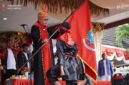 Prosesi penyerahan Pataka Kota Ambon oleh para jujare mongare kepada Wali Kota Ambon, Bodewin Wattimena pada upacara peringatan Hari Ulang Tahun (HUT) ke-451 Kota Ambon yang digelar di Lapangan Merdeka, Senin (7/9/2026). (Foto : Diskominfo Kota Ambon)