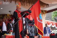 Prosesi penyerahan Pataka Kota Ambon oleh para jujare mongare kepada Wali Kota Ambon, Bodewin Wattimena pada upacara peringatan Hari Ulang Tahun (HUT) ke-451 Kota Ambon yang digelar di Lapangan Merdeka, Senin (7/9/2026). (Foto : Diskominfo Kota Ambon)