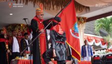 Prosesi penyerahan Pataka Kota Ambon oleh para jujare mongare kepada Wali Kota Ambon, Bodewin Wattimena pada upacara peringatan Hari Ulang Tahun (HUT) ke-451 Kota Ambon yang digelar di Lapangan Merdeka, Senin (7/9/2026). (Foto : Diskominfo Kota Ambon)
