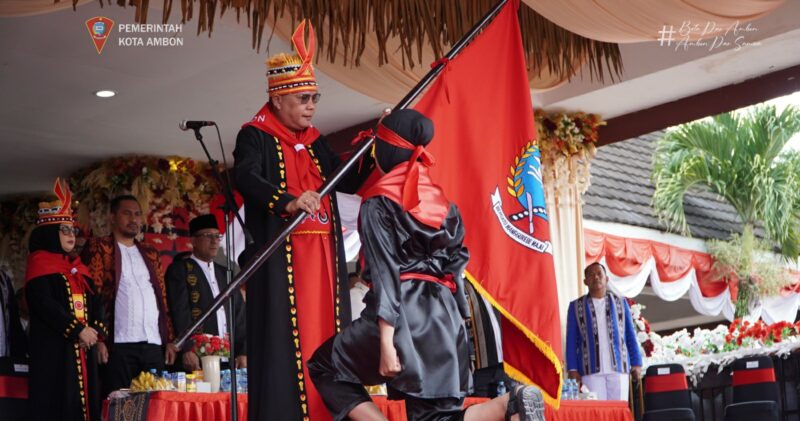 Prosesi penyerahan Pataka Kota Ambon oleh para jujare mongare kepada Wali Kota Ambon, Bodewin Wattimena pada upacara peringatan Hari Ulang Tahun (HUT) ke-451 Kota Ambon yang digelar di Lapangan Merdeka, Senin (7/9/2026). (Foto : Diskominfo Kota Ambon)