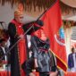 Prosesi penyerahan Pataka Kota Ambon oleh para jujare mongare kepada Wali Kota Ambon, Bodewin Wattimena pada upacara peringatan Hari Ulang Tahun (HUT) ke-451 Kota Ambon yang digelar di Lapangan Merdeka, Senin (7/9/2026). (Foto : Diskominfo Kota Ambon)