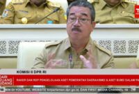 Gubernur Maluku Hendrik Lewerissa saat berbicara dalam Rapat Dengar Pendapat (RDP) bersama Komisi II DPR RI, Selasa (15/9/2026). RDP tersebut membahas pengelolaan aset Pemerintah Daerah/Barang Milik Daerah (BMD) dan aset Badan Usaha Milik Daerah (BUMD),  dalam Gugus Tugas Reforma Agraria (GTRA) serta  penataan ruang serta pengawalan terhadap Lahan Sawah Dilindungi (LSD). (Foto : Tangkapan layar Youtube DPR RI)