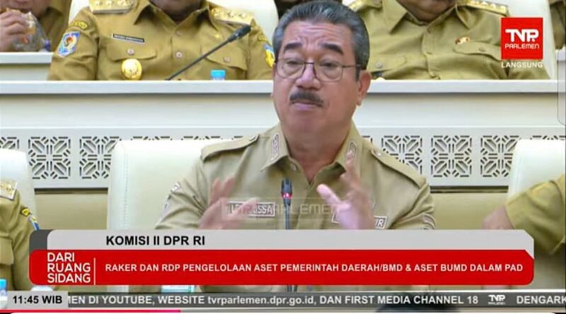 Gubernur Maluku Hendrik Lewerissa saat berbicara dalam Rapat Dengar Pendapat (RDP) bersama Komisi II DPR RI, Selasa (15/9/2026). RDP tersebut membahas pengelolaan aset Pemerintah Daerah/Barang Milik Daerah (BMD) dan aset Badan Usaha Milik Daerah (BUMD),  dalam Gugus Tugas Reforma Agraria (GTRA) serta  penataan ruang serta pengawalan terhadap Lahan Sawah Dilindungi (LSD). (Foto : Tangkapan layar Youtube DPR RI)
