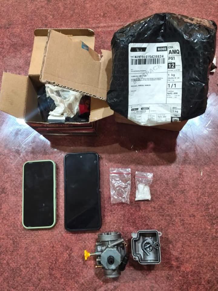 Barang bukti paket sabu yang disita Bea Cukai Ambon dan Ditresnarkoba Polda Maluku pada Jumat (14/8/2026). (Foto : Bea Cukai Ambon)