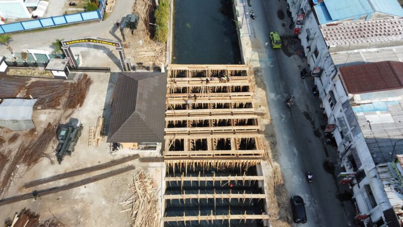 Potret progres pengembangan kawasan Mardika yang dibangun di atas aliran sungai Wai Tomu oleh Kodam XV/Pattimura. Pembangunan tersebut mendapat sorotan tajam dari publik. (FOTO: akun FB @stevemaitimu)