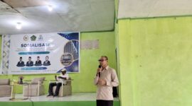 Anggota DPR RI Fraksi Partai Gerindra Dapil Maluku, F. Alimudin Kolatlena, menyampaikan materi pada
kegiatan Sosialisasi Penguatan Nilai-Nilai Keagamaan dan Sosial pada Masyarakat Lingkar Madrasah yang digelar di Baileo Negeri Tulehu, Kecamatan Salahutu, Kabupaten Maluku Tengah, Selasa (1/9/2026). (Foto : Istimewa)


