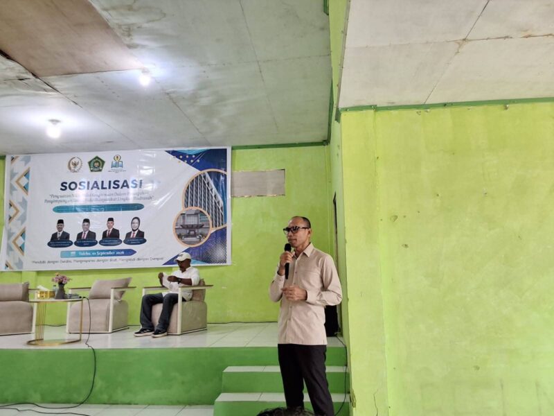 Anggota DPR RI Fraksi Partai Gerindra Dapil Maluku, F. Alimudin Kolatlena, menyampaikan materi pada
kegiatan Sosialisasi Penguatan Nilai-Nilai Keagamaan dan Sosial pada Masyarakat Lingkar Madrasah yang digelar di Baileo Negeri Tulehu, Kecamatan Salahutu, Kabupaten Maluku Tengah, Selasa (1/9/2026). (Foto : Istimewa)


