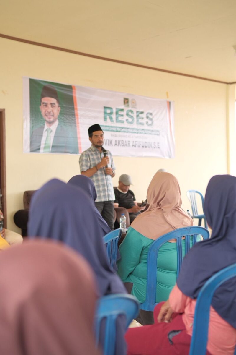Anggota DPRD Provinsi Maluku Dapil Kota Ambon, Rovik Akbar Afifudin saat melaksanakan reses di beberapa dusun Desa Rumah Tiga, Kecamatan Teluk Ambon, beberapa waktu lalu. (Foto : Istimewa)