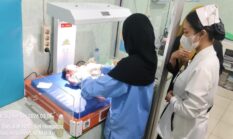 Geger! Bayi Perempuan Ditemukan dalam Kardus di Depan RM Rasa Gurih Ambon