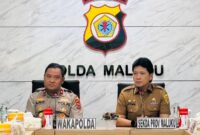 Sekretaris Daerah Provinsi Maluku, Sadali Ie bersama Wakapolda Maluku 
Brigjen Pol. Arif Budiman saat menghadiri Rapat Koordinasi (Rakor) Kesiapsiagaan dan Antisipasi Potensi Ancaman Sebaran Abu Vulkanik yang berlangsung di Ruang Rapat PJU Polda Maluku, Selasa (8/9/2026). 

DISKOMINFO MALUKU