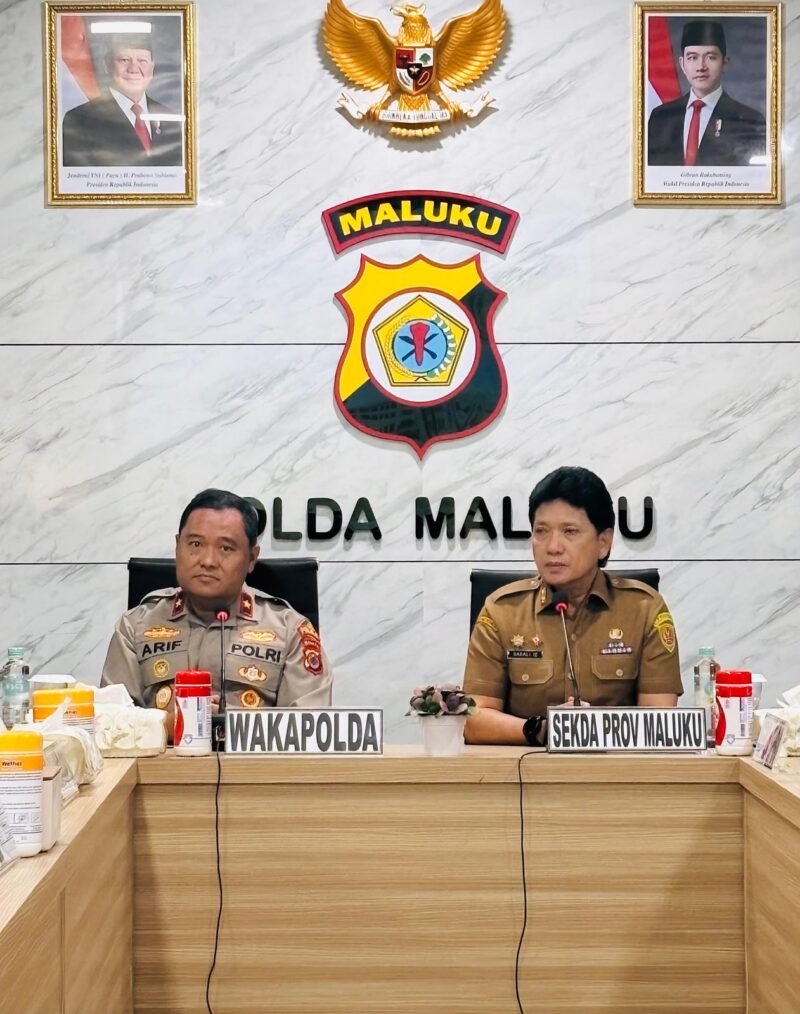 Sekretaris Daerah Provinsi Maluku, Sadali Ie bersama Wakapolda Maluku 
Brigjen Pol. Arif Budiman saat menghadiri Rapat Koordinasi (Rakor) Kesiapsiagaan dan Antisipasi Potensi Ancaman Sebaran Abu Vulkanik yang berlangsung di Ruang Rapat PJU Polda Maluku, Selasa (8/9/2026). 

DISKOMINFO MALUKU