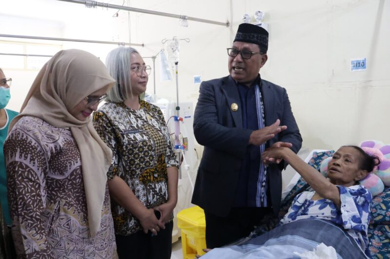 Wakil Gubernur Maluku Abdullah Vanath melakukan inspeksi mendadak (sidak) ke RSUD dr. M. Haulussy Ambon, Kamis (10/9/2026) untuk mengecek fisik bangunan, peralatan medis, pelayanan hingga berbincang langsung dengan pasien.

DISKOMINFO MALUKU 
