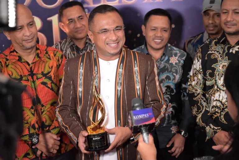 Bupati Seram Bagian Timur, Fachri Husni Alkatiri, hadir langsung untuk menerima penghargaan pada malam puncak peringatan Hari Ulang Tahun (HUT) ke-15 Kompas TV, Rabu (9/9/2026). Dalam ajang tersebut, Kabupaten SBT dinobatkan sebagai daerah yang peduli terhadap pengembangan UMKM dan potensi sumber daya lokal.

ISTIMEWA