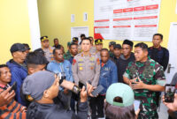 Kapolda Maluku Irjen Pol. Prof. Dadang Hartanto, bersama Pangdam XV/Pattimura Mayjen TNI Dody Triwinarto melakukan pertemuan bersama Wakil Bupati Seram Bagian Barat Selfinus Kainama beserta Kepala Desa Lisabata dan Patahuwe di kantor Camat Taniwel, Sabtu (12/9/2026) dini untuk meredam situasi pasca-insiden antara warga Desa Lisabata dan Desa Patahuwe. (Foto : Humas Polda Maluku)

