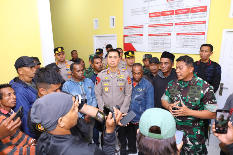 Kapolda Maluku Irjen Pol. Prof. Dadang Hartanto, bersama Pangdam XV/Pattimura Mayjen TNI Dody Triwinarto melakukan pertemuan bersama Wakil Bupati Seram Bagian Barat Selfinus Kainama beserta Kepala Desa Lisabata dan Patahuwe di kantor Camat Taniwel, Sabtu (12/9/2026) dini untuk meredam situasi pasca-insiden antara warga Desa Lisabata dan Desa Patahuwe. (Foto : Humas Polda Maluku)
