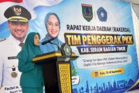 Ketua Tim Penggerak PKK Kabupaten Seram Bagian Timur, Ika Fachri Alkatiri, menyampaikan sambutan pada acara pembukaan Rapat Kerja Daerah (Rakerda) TP-PKK Kabupaten SBT di aula kantor Kementerian Agama SBT, Bula, Senin (15/9/2026). (Foto : HEADLINETIMUR.COM)