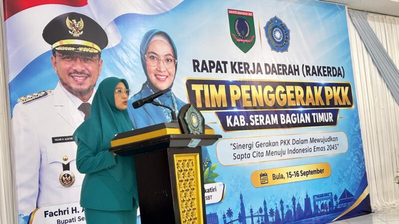 Ketua Tim Penggerak PKK Kabupaten Seram Bagian Timur, Ika Fachri Alkatiri, menyampaikan sambutan pada acara pembukaan Rapat Kerja Daerah (Rakerda) TP-PKK Kabupaten SBT di aula kantor Kementerian Agama SBT, Bula, Senin (15/9/2026). (Foto : HEADLINETIMUR.COM)