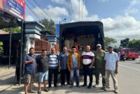 Satu truk berisi bantuan dari Forum Peduli Seram Bagian Barat (SBB) siap dikirim untuk korban konflik Lisabata-Patahuwe, Kecamatan Taniwel, Kabupaten SBB. Pelepasan bantuan secara simbolis dilakukan oleh Owner Ujung JMP Cafe and Resto, Levinus Kariuw, bersama sejumlah tokoh SBB di Ambon, Rabu (16/9/2026). (Foto : ISTIMEWA)
