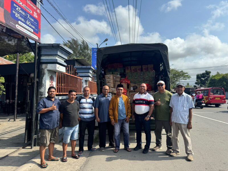 Satu truk berisi bantuan dari Forum Peduli Seram Bagian Barat (SBB) siap dikirim untuk korban konflik Lisabata-Patahuwe, Kecamatan Taniwel, Kabupaten SBB. Pelepasan bantuan secara simbolis dilakukan oleh Owner Ujung JMP Cafe and Resto, Levinus Kariuw, bersama sejumlah tokoh SBB di Ambon, Rabu (16/9/2026). (Foto : ISTIMEWA)
