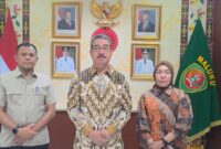 Gubernur Maluku, Hendrik Lewerissa (tengah) didampingi Kepala Kantor Perwakilan Provinsi Maluku di Jakarta Saiful Indra Patta, dan Kepala Dinas Perumahan dan Kawasan Permukiman Provinsi Maluku, Nurjanah Yunus saat mengikuti rapat koordinasi virtual yang dipimpin oleh Menteri PKP bersama sejumlah kepala daerah, Jumat (18/9/2026). (Foto : DISKOMINFO MALUKU)


