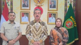 Gubernur Maluku, Hendrik Lewerissa (tengah) didampingi Kepala Kantor Perwakilan Provinsi Maluku di Jakarta Saiful Indra Patta, dan Kepala Dinas Perumahan dan Kawasan Permukiman Provinsi Maluku, Nurjanah Yunus saat mengikuti rapat koordinasi virtual yang dipimpin oleh Menteri PKP bersama sejumlah kepala daerah, Jumat (18/9/2026). (Foto : DISKOMINFO MALUKU)


