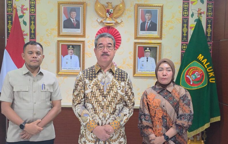 Gubernur Maluku, Hendrik Lewerissa (tengah) didampingi Kepala Kantor Perwakilan Provinsi Maluku di Jakarta Saiful Indra Patta, dan Kepala Dinas Perumahan dan Kawasan Permukiman Provinsi Maluku, Nurjanah Yunus saat mengikuti rapat koordinasi virtual yang dipimpin oleh Menteri PKP bersama sejumlah kepala daerah, Jumat (18/9/2026). (Foto : DISKOMINFO MALUKU)



