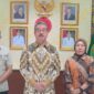 Gubernur Maluku, Hendrik Lewerissa (tengah) didampingi Kepala Kantor Perwakilan Provinsi Maluku di Jakarta Saiful Indra Patta, dan Kepala Dinas Perumahan dan Kawasan Permukiman Provinsi Maluku, Nurjanah Yunus saat mengikuti rapat koordinasi virtual yang dipimpin oleh Menteri PKP bersama sejumlah kepala daerah, Jumat (18/9/2026). (Foto : DISKOMINFO MALUKU)


