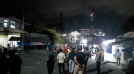 Konsentrasi massa di di Pertigaan Charli, Kompleks Pertamina, Jalan Yos Sudarso, Kelurahan Masrum, Kecamatan Dullah Selatan, Kota Tual, Sabtu (19/9/2026) pukul 01.15 WIT. (FOTO : ISTIMEWA)