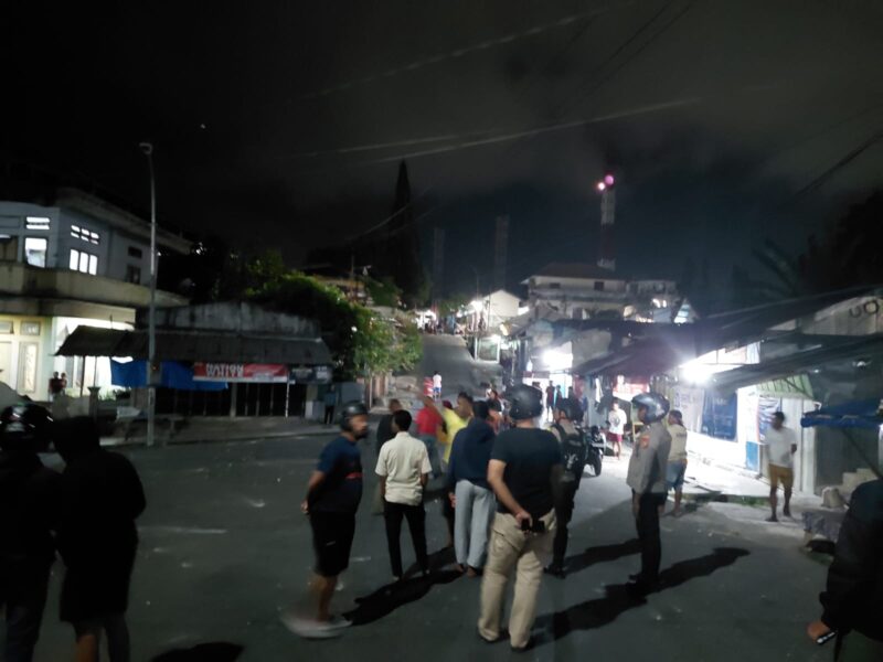 Konsentrasi massa di di Pertigaan Charli, Kompleks Pertamina, Jalan Yos Sudarso, Kelurahan Masrum, Kecamatan Dullah Selatan, Kota Tual, Sabtu (19/9/2026) pukul 01.15 WIT. (FOTO : ISTIMEWA)