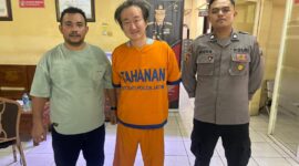 Arief Tjitro Kusuma alias Sinyo, tersangka kasus dugaan tindak pidana penjualan oli palsu ditangkap di Apartemen The Peak Residence, Surabaya, pada Kamis (10/9/2026) sekitar pukul 12.00 WIT.  (FOTO : UMAS POLRES BURSEL