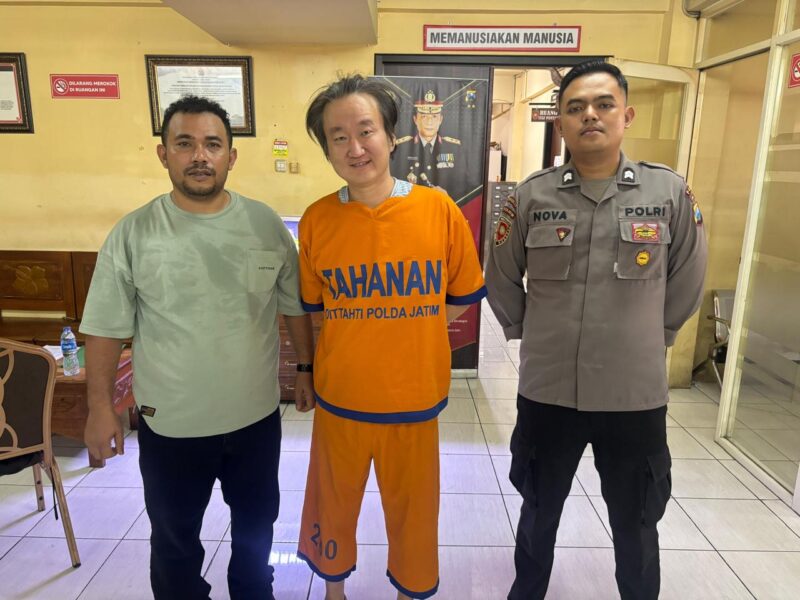 Arief Tjitro Kusuma alias Sinyo, tersangka kasus dugaan tindak pidana penjualan oli palsu ditangkap di Apartemen The Peak Residence, Surabaya, pada Kamis (10/9/2026) sekitar pukul 12.00 WIT.  (FOTO : UMAS POLRES BURSEL