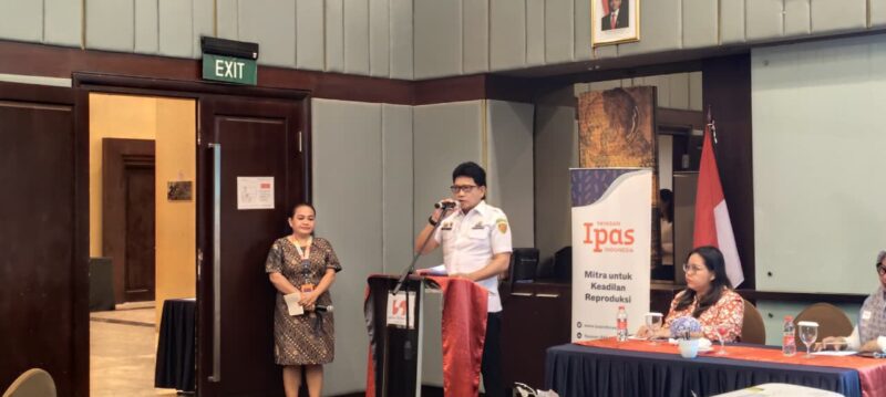 Sekretaris Daerah (Sekda) Maluku, Sadali Ie menyampaikan sambutan sekaligus membuka Forum Lokakarya Pemangku Kepentingan untuk Layanan Kekerasan terhadap Perempuan dan Anak Provinsi Maluku Tahun 2026 di Ambon, Rabu (23/9/2026). Kegiatan tersebut difasilitasi oleh Yayasan Inisiatif Perubahan Akses menuju Sehat (IPAS) Indonesia. (Foto : Diskominfo Maluku)