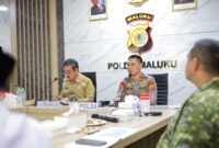 Kapolda Maluku Irjen Pol. Dadang Hartanto bersama Gubernur Maluku Hendrik Lewerissa saat memimpin  Rapat Koordinasi Lintas Sektor atau Forum Koordinasi Keamanan Maluku di Ruang Rapat Lantai II Mapolda Maluku, Senin (22/9/2026). (FOTO:
HUMAS POLDA MALUKU )
