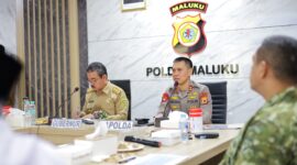 Kapolda Maluku Irjen Pol. Dadang Hartanto bersama Gubernur Maluku Hendrik Lewerissa saat memimpin  Rapat Koordinasi Lintas Sektor atau Forum Koordinasi Keamanan Maluku di Ruang Rapat Lantai II Mapolda Maluku, Senin (22/9/2026). (FOTO:
HUMAS POLDA MALUKU )