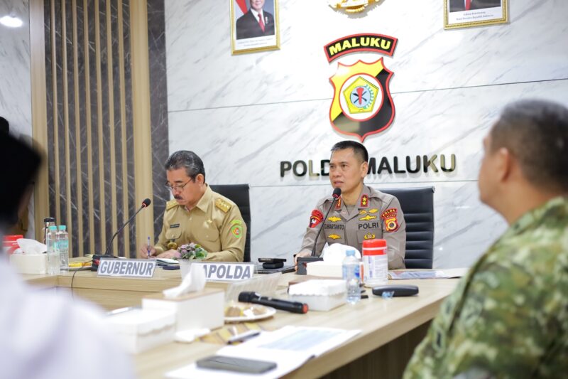 Kapolda Maluku Irjen Pol. Dadang Hartanto bersama Gubernur Maluku Hendrik Lewerissa saat memimpin  Rapat Koordinasi Lintas Sektor atau Forum Koordinasi Keamanan Maluku di Ruang Rapat Lantai II Mapolda Maluku, Senin (22/9/2026). (FOTO:
HUMAS POLDA MALUKU )