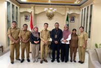 Tim Ombudsman Republik Indonesia Perwakilan Maluku berfoto bersama Wakil Bupati Kepulauan Aru  Mohamad Djumpa dan jajarannya di Dobo beberapa hari lalu. (FOTO: Humas Ombudsman RI Perwakilan Maluku)
