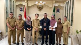 Tim Ombudsman Republik Indonesia Perwakilan Maluku berfoto bersama Wakil Bupati Kepulauan Aru  Mohamad Djumpa dan jajarannya di Dobo beberapa hari lalu. (FOTO: Humas Ombudsman RI Perwakilan Maluku)
