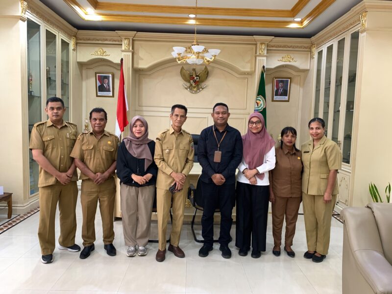 Tim Ombudsman Republik Indonesia Perwakilan Maluku berfoto bersama Wakil Bupati Kepulauan Aru  Mohamad Djumpa dan jajarannya di Dobo beberapa hari lalu. (FOTO: Humas Ombudsman RI Perwakilan Maluku)
