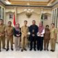 Tim Ombudsman Republik Indonesia Perwakilan Maluku berfoto bersama Wakil Bupati Kepulauan Aru  Mohamad Djumpa dan jajarannya di Dobo beberapa hari lalu. (FOTO: Humas Ombudsman RI Perwakilan Maluku)
