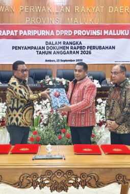 Wagub Maluku Serahkan Dokumen RAPBD Perubahan 2026, Fokus Penguatan Program Prioritas Daerah