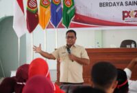 Wakil Gubernur Maluku, Abdullah Vanath, membawakan materi bertajuk “Mahasiswa sebagai Inovator Pengembangan Ekonomi Kepulauan” dalam Pengenalan Kehidupan Kampus bagi Mahasiswa Baru (PK2MB) Unidar 2026 di Aula Kampus Unidar, Tulehu, Kabupaten Maluku Tengah, Selasa (1/9/2026). (FOTO : Diskominfo Maluku).
