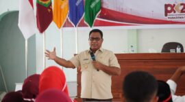 Wakil Gubernur Maluku, Abdullah Vanath, membawakan materi bertajuk “Mahasiswa sebagai Inovator Pengembangan Ekonomi Kepulauan” dalam Pengenalan Kehidupan Kampus bagi Mahasiswa Baru (PK2MB) Unidar 2026 di Aula Kampus Unidar, Tulehu, Kabupaten Maluku Tengah, Selasa (1/9/2026). (FOTO : Diskominfo Maluku).
