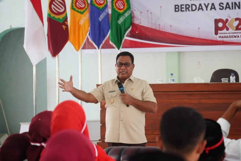 Wakil Gubernur Maluku, Abdullah Vanath, membawakan materi bertajuk “Mahasiswa sebagai Inovator Pengembangan Ekonomi Kepulauan” dalam Pengenalan Kehidupan Kampus bagi Mahasiswa Baru (PK2MB) Unidar 2026 di Aula Kampus Unidar, Tulehu, Kabupaten Maluku Tengah, Selasa (1/9/2026). (FOTO : Diskominfo Maluku).
