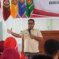 Wakil Gubernur Maluku, Abdullah Vanath, membawakan materi bertajuk “Mahasiswa sebagai Inovator Pengembangan Ekonomi Kepulauan” dalam Pengenalan Kehidupan Kampus bagi Mahasiswa Baru (PK2MB) Unidar 2026 di Aula Kampus Unidar, Tulehu, Kabupaten Maluku Tengah, Selasa (1/9/2026). (FOTO : Diskominfo Maluku).
