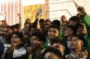 Wakil Gubernur Maluku, Abdullah Vanath berdiri bersama mahasiswa Universitas Islam Negeri (UIN) A.M. Sangadji Ambon di Tribun Lapangan Merdeka Ambon, Senin (7/9/2026) malam. (Foto : Diskominfo Maluku)