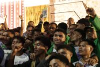 Wakil Gubernur Maluku, Abdullah Vanath berdiri bersama mahasiswa Universitas Islam Negeri (UIN) A.M. Sangadji Ambon di Tribun Lapangan Merdeka Ambon, Senin (7/9/2026) malam. (Foto : Diskominfo Maluku)