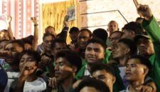 Wakil Gubernur Maluku, Abdullah Vanath berdiri bersama mahasiswa Universitas Islam Negeri (UIN) A.M. Sangadji Ambon di Tribun Lapangan Merdeka Ambon, Senin (7/9/2026) malam. (Foto : Diskominfo Maluku)